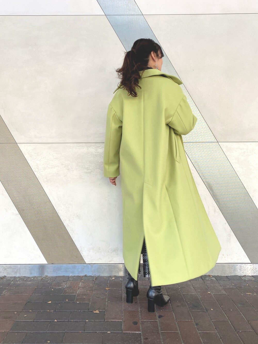 ブラック系のブーツ、グリーン系のステンカラーコート、グリーン系のステンカラーコートを着用したレディースの秋コーディネートの4枚目の写真