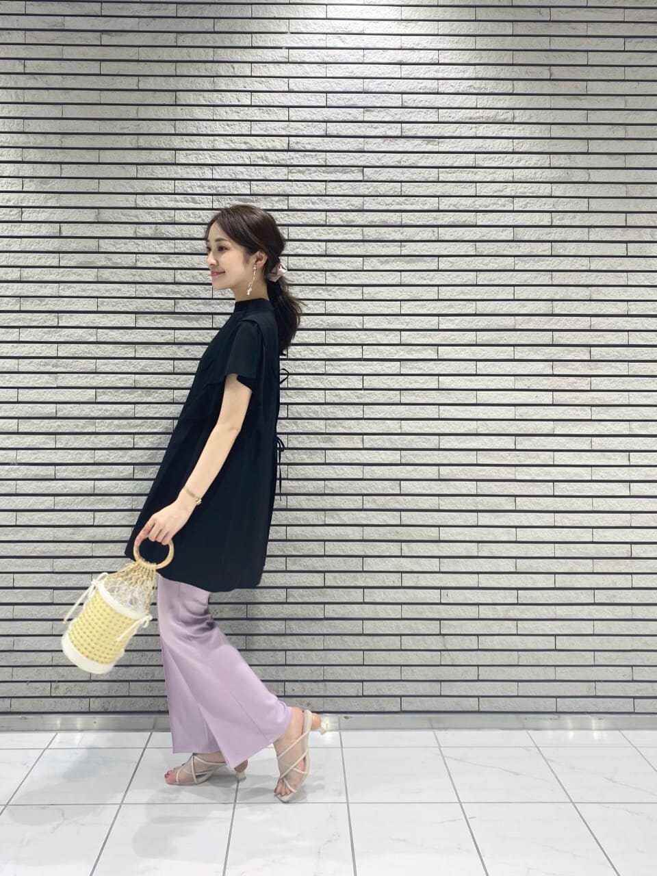 ホワイト系のハンドバッグ、パープル系のその他パンツ、ブラック系のシャツ/ブラウスを着用したレディースの夏コーディネートの3枚目の写真