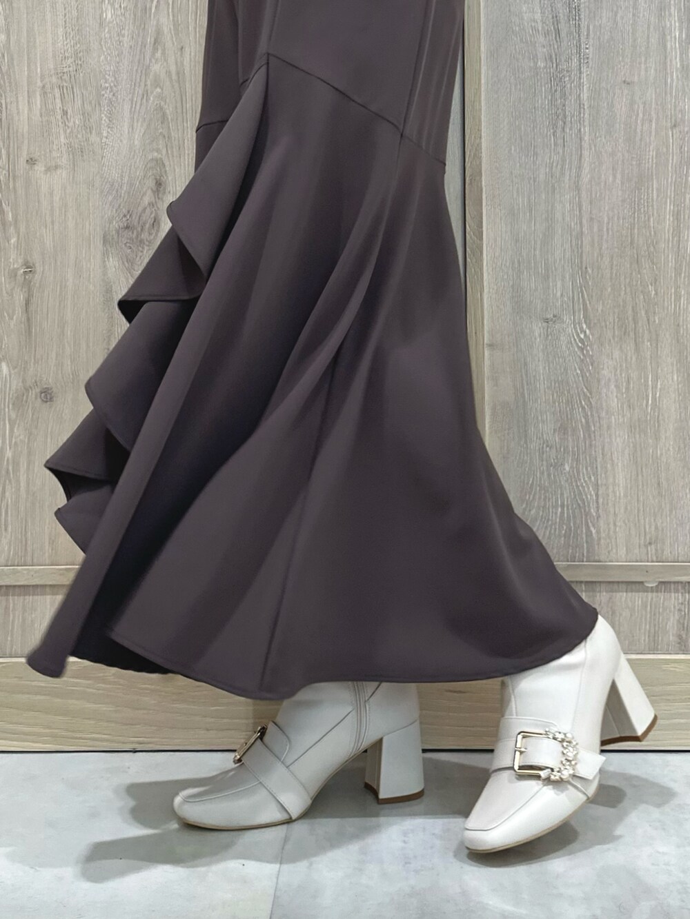 ホワイト系のブーツ、グレー系のシャツ/ブラウス、ブラウン系のスカートを着用したレディースの冬コーディネートの10枚目の写真