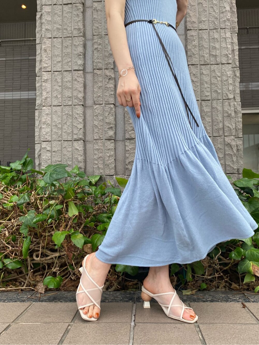 ブルー系のワンピース、ブラウン系のサンダル、ゴールド系のピアス（両耳用）を着用したレディースの夏コーディネートの4枚目の写真