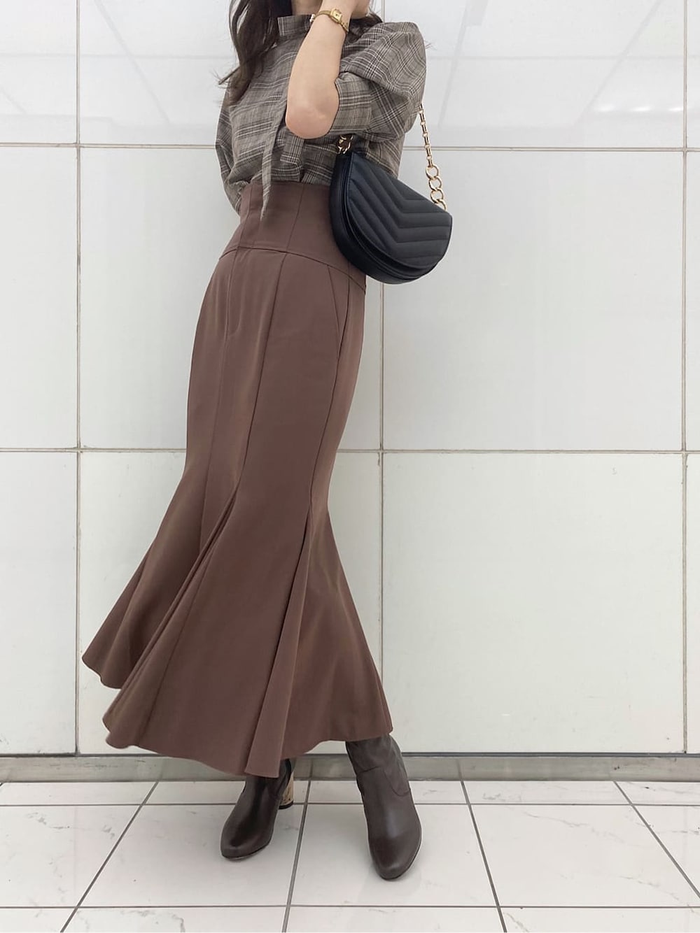 その他のシャツ/ブラウス、ブラック系のテーラードジャケット、ブラウン系のその他シューズを着用したレディースの秋コーディネートの6枚目の写真