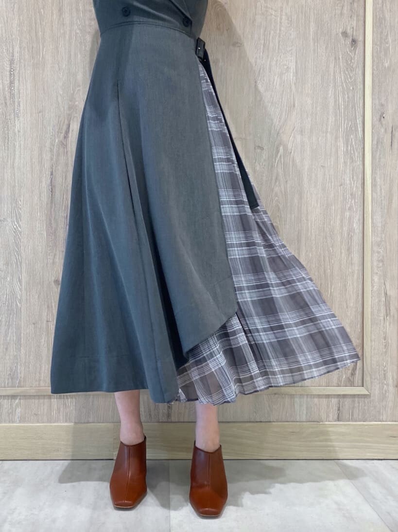 ブラウン系のサンダル、グレー系のジャンパースカート、ホワイト系のニット/セーターを着用したレディースの夏コーディネートの4枚目の写真