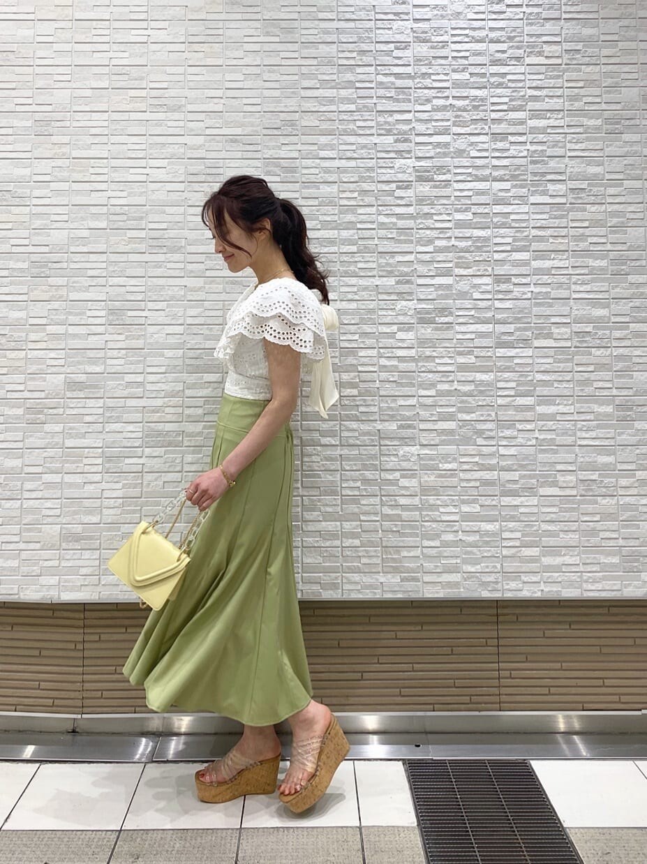 ホワイト系のTシャツ/カットソー、ホワイト系のシャツ/ブラウス、イエロー系のショルダーバッグを着用したレディースの春コーディネートの3枚目の写真