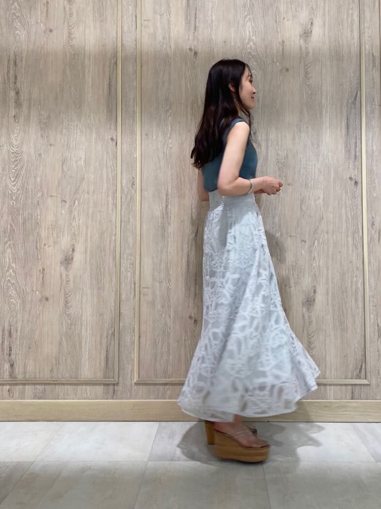 その他のサンダル、グリーン系のスカート、グリーン系のニット/セーターを着用したレディースの夏コーディネートの10枚目の写真