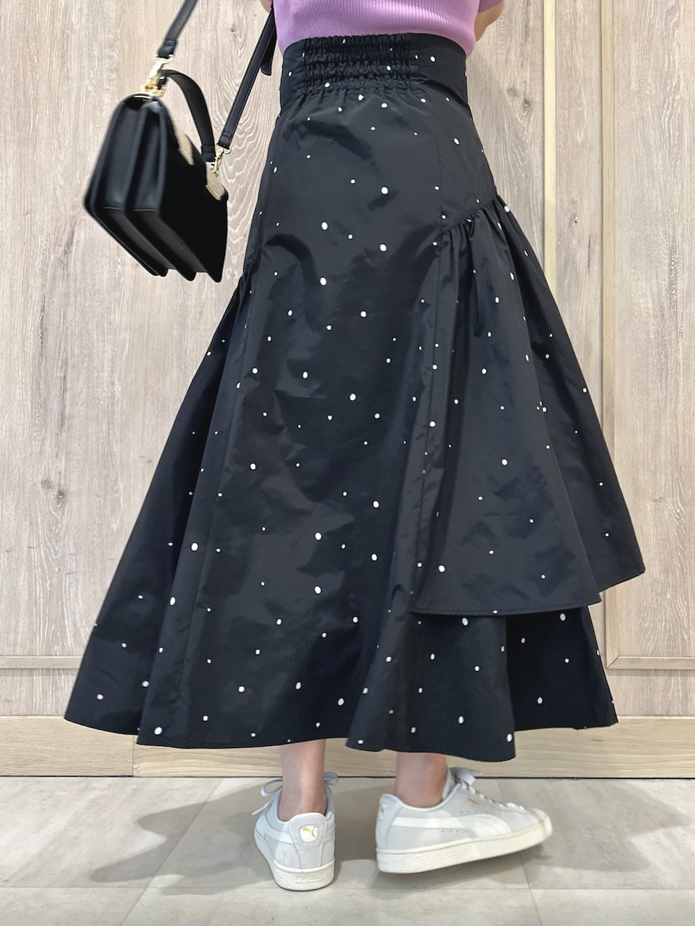 ピンク系のニット/セーター、その他のスカート、ブラック系のハンドバッグを着用したレディースの春コーディネートの8枚目の写真