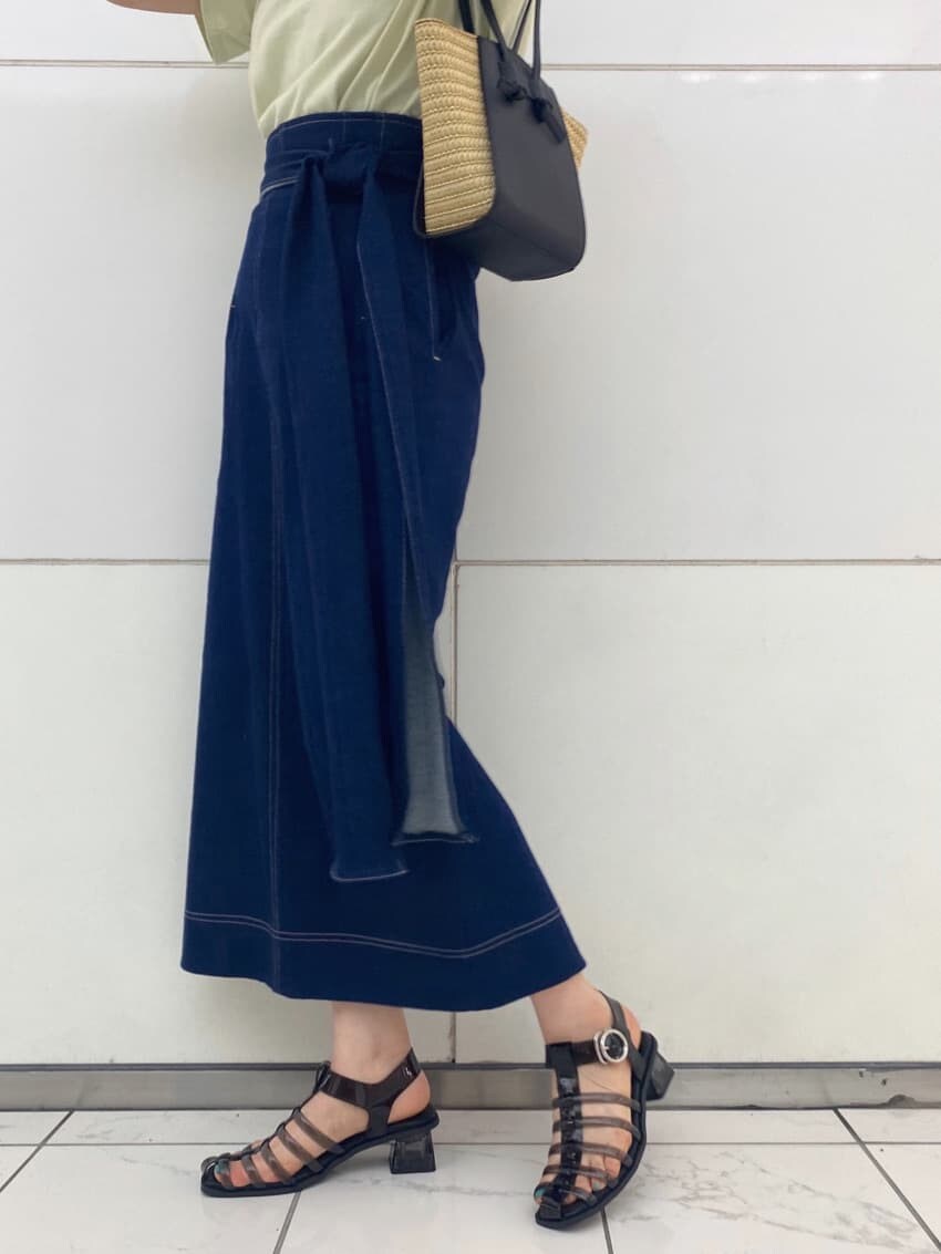 ブラック系のサンダル、ブラック系のトートバッグ、ブルー系のスカートを着用したレディースの夏コーディネートの5枚目の写真