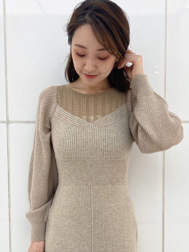 ベージュ系のワンピース、ホワイト系のその他シューズ、ホワイト系のTシャツ/カットソーを着用したレディースの秋コーディネートの4枚目の写真