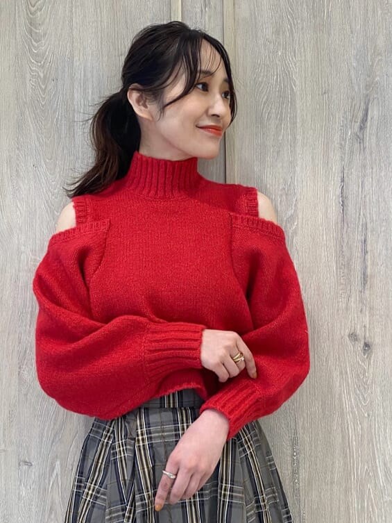 ベージュ系のスカート、ブラウン系のブーツ、ピンク系のニット/セーターを着用したレディースの秋コーディネートの5枚目の写真