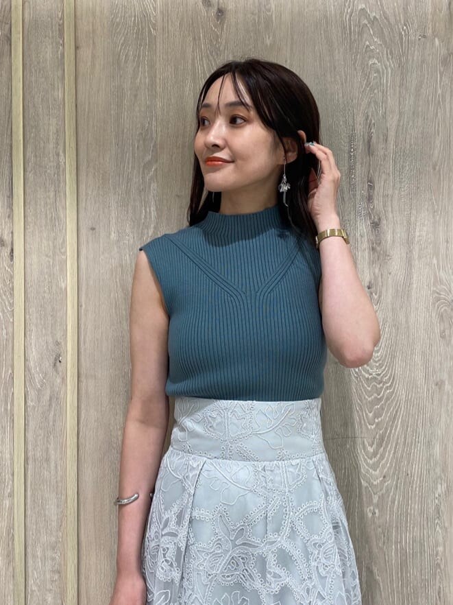 その他のサンダル、グリーン系のスカート、グリーン系のニット/セーターを着用したレディースの夏コーディネートの3枚目の写真