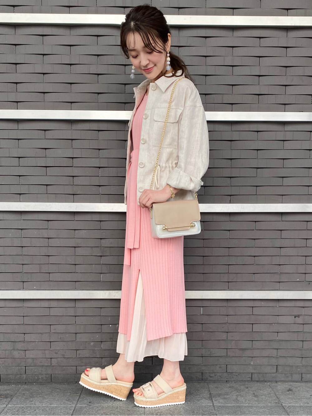 ベージュ系のテーラードジャケットを着用したレディースの春コーディネートの2枚目の写真