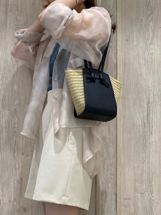 その他のサンダル、ブラック系のトートバッグ、ベージュ系のシャツ/ブラウスを着用したレディースの春コーディネートの8枚目の写真