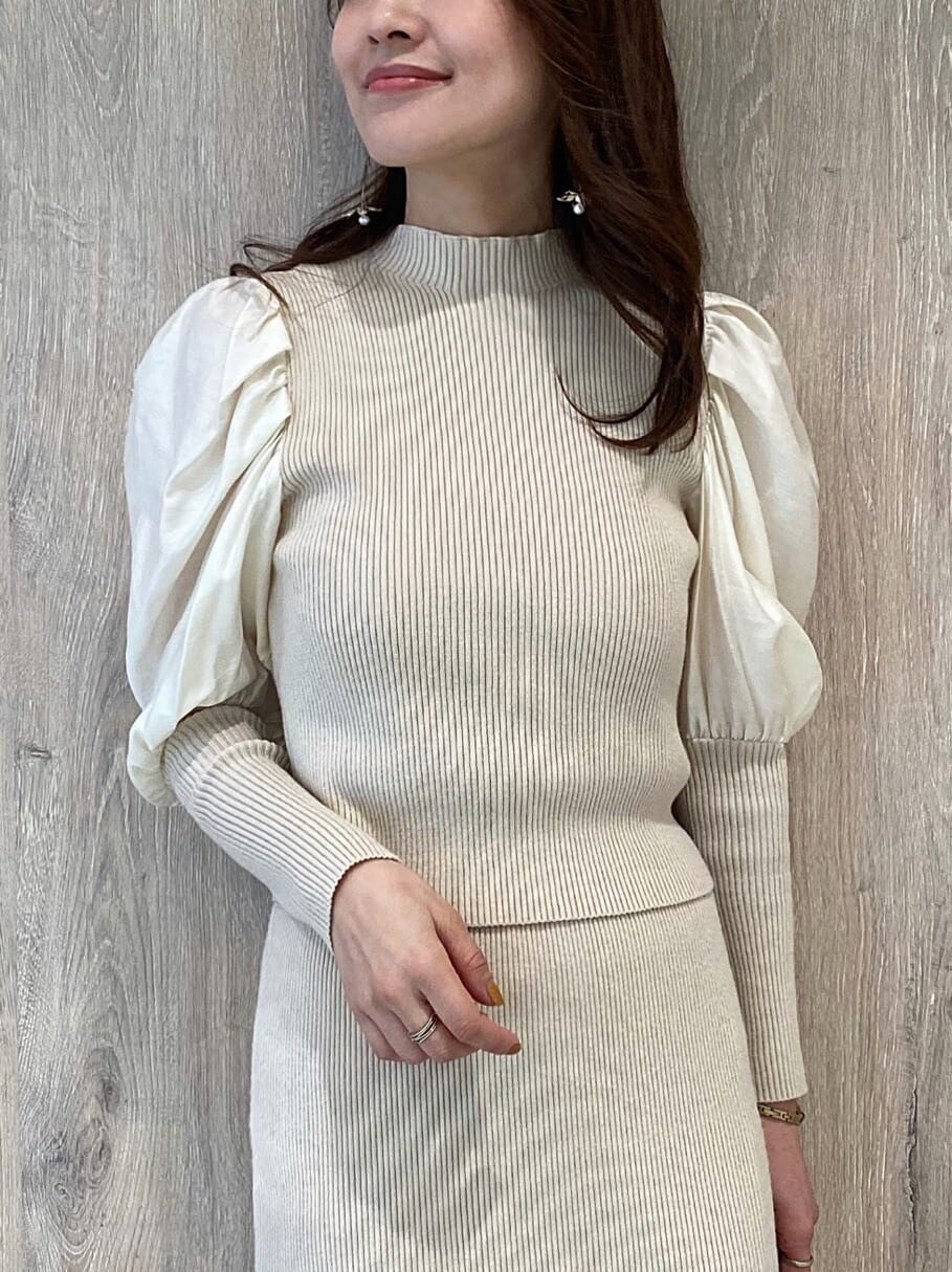 ブラウン系のその他シューズ、ゴールド系のイヤリング、ピンク系の福袋/福箱を着用したレディースの秋コーディネートの9枚目の写真