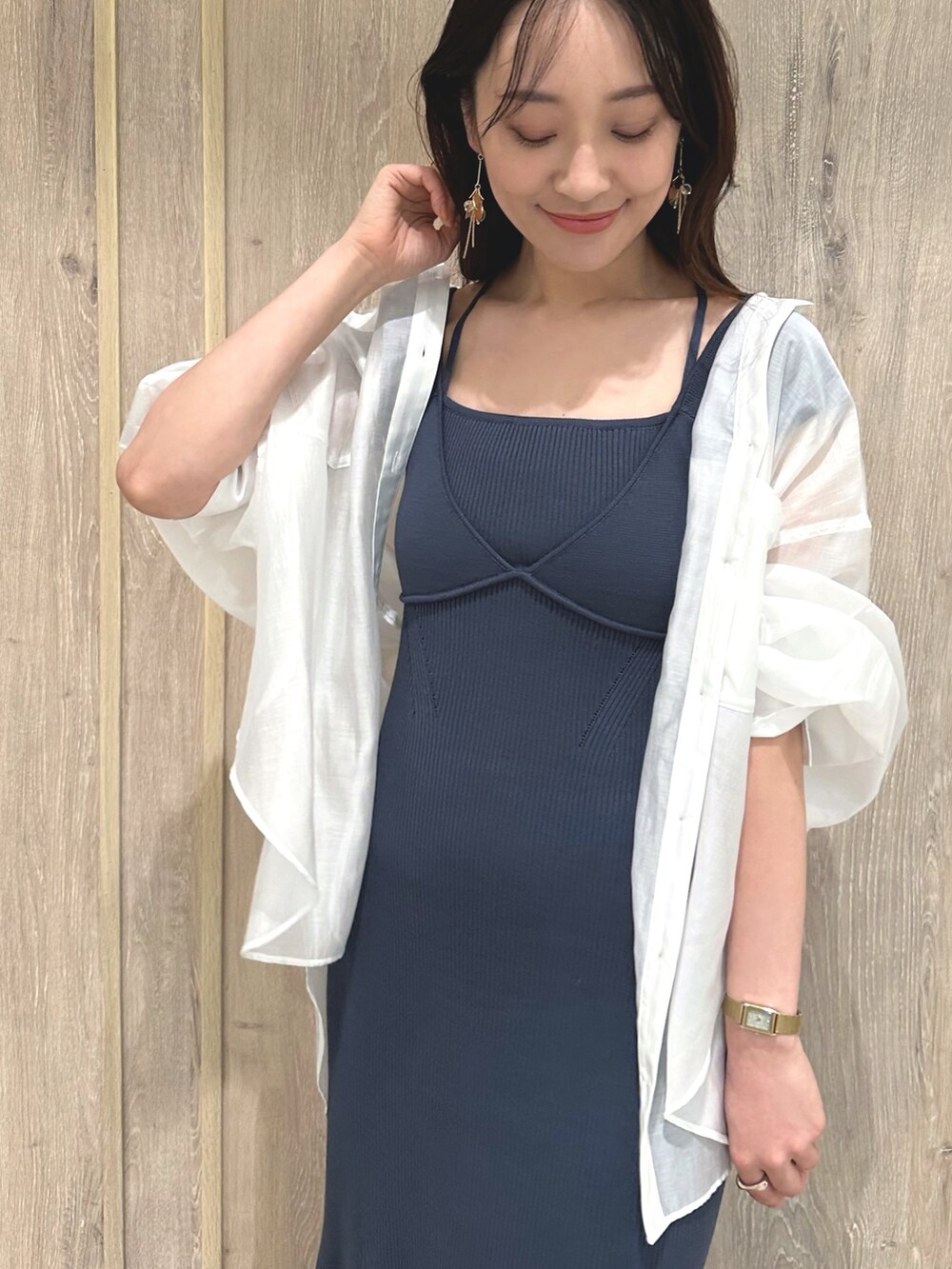 ブラウン系のサンダル、グレー系のワンピース、ホワイト系のシャツ/ブラウスを着用したレディースの夏コーディネートの4枚目の写真