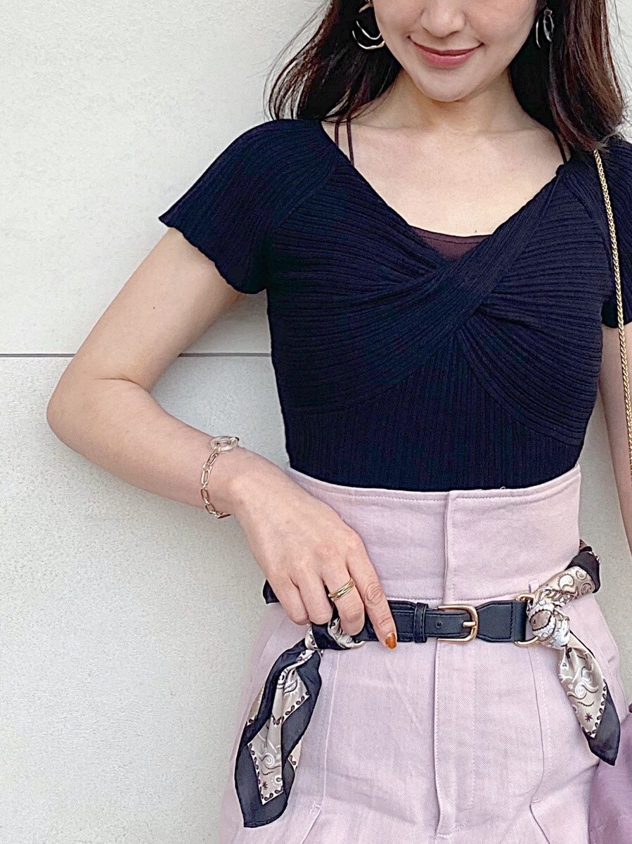 パープル系のシャツ/ブラウス、ピンク系のその他パンツ、ベージュ系のサンダルを着用したレディースの春コーディネートの7枚目の写真