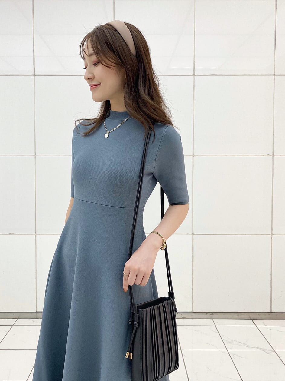 ブルー系のワンピース、ブラック系のその他シューズ、ブラック系のハンドバッグを着用したレディースの夏コーディネートの5枚目の写真