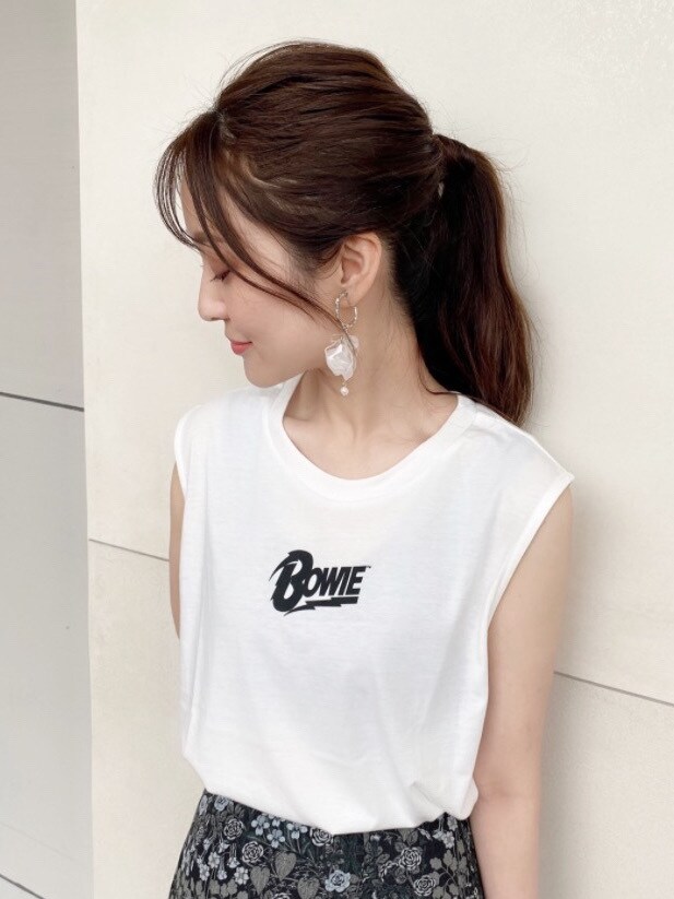 ブラック系のショルダーバッグ、ベージュ系のテーラードジャケット、ブラック系のスカートを着用したレディースの夏コーディネートの7枚目の写真