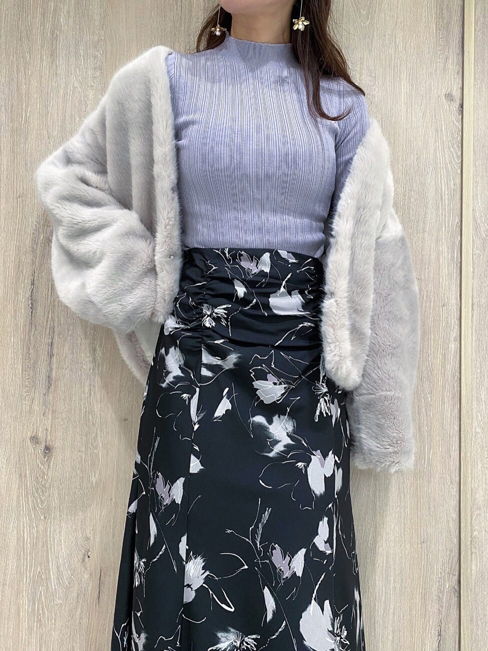 グレー系のその他アウター、パープル系のニット/セーター、ブラック系のスカートを着用したレディースの秋コーディネートの4枚目の写真