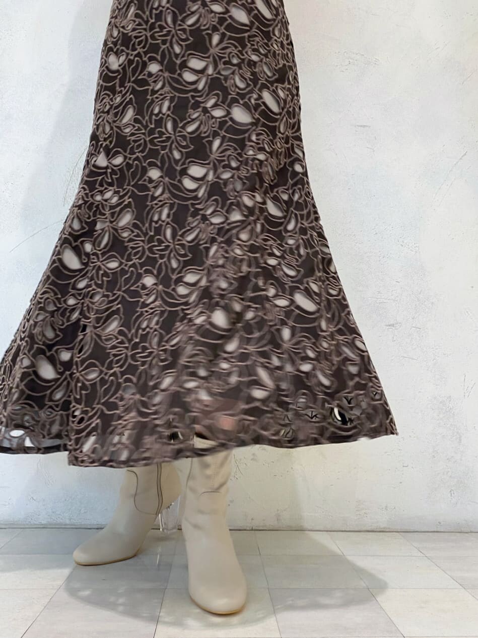 ベージュ系のその他シューズ、ブラウン系のニット/セーター、ブラウン系のスカートを着用したレディースの冬コーディネートの9枚目の写真