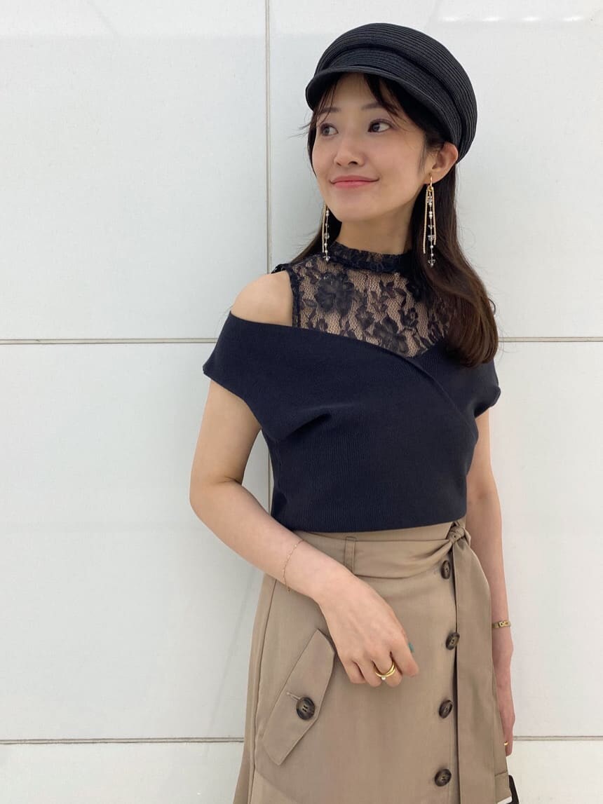 イエロー系のショルダーバッグ、ブラック系のキャミソール、ブラック系のサンダルを着用したレディースの春コーディネートの3枚目の写真