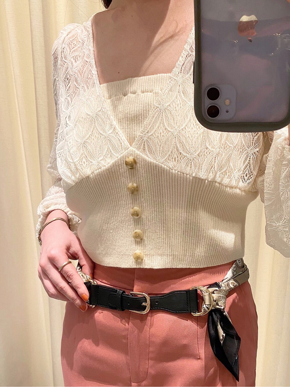 シルバー系のサンダル、ピンク系のその他パンツ、パープル系のイヤリングを着用したレディースの春コーディネートの3枚目の写真