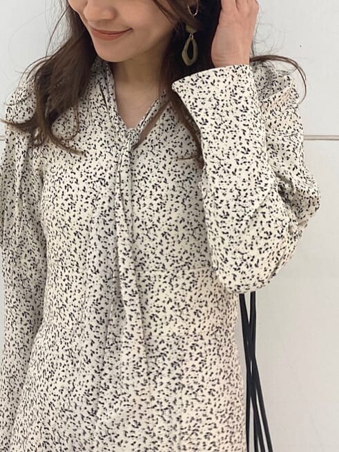 ブラック系のハンドバッグ、ブラック系のその他シューズ、ホワイト系のワンピースを着用したレディースの冬コーディネートの3枚目の写真