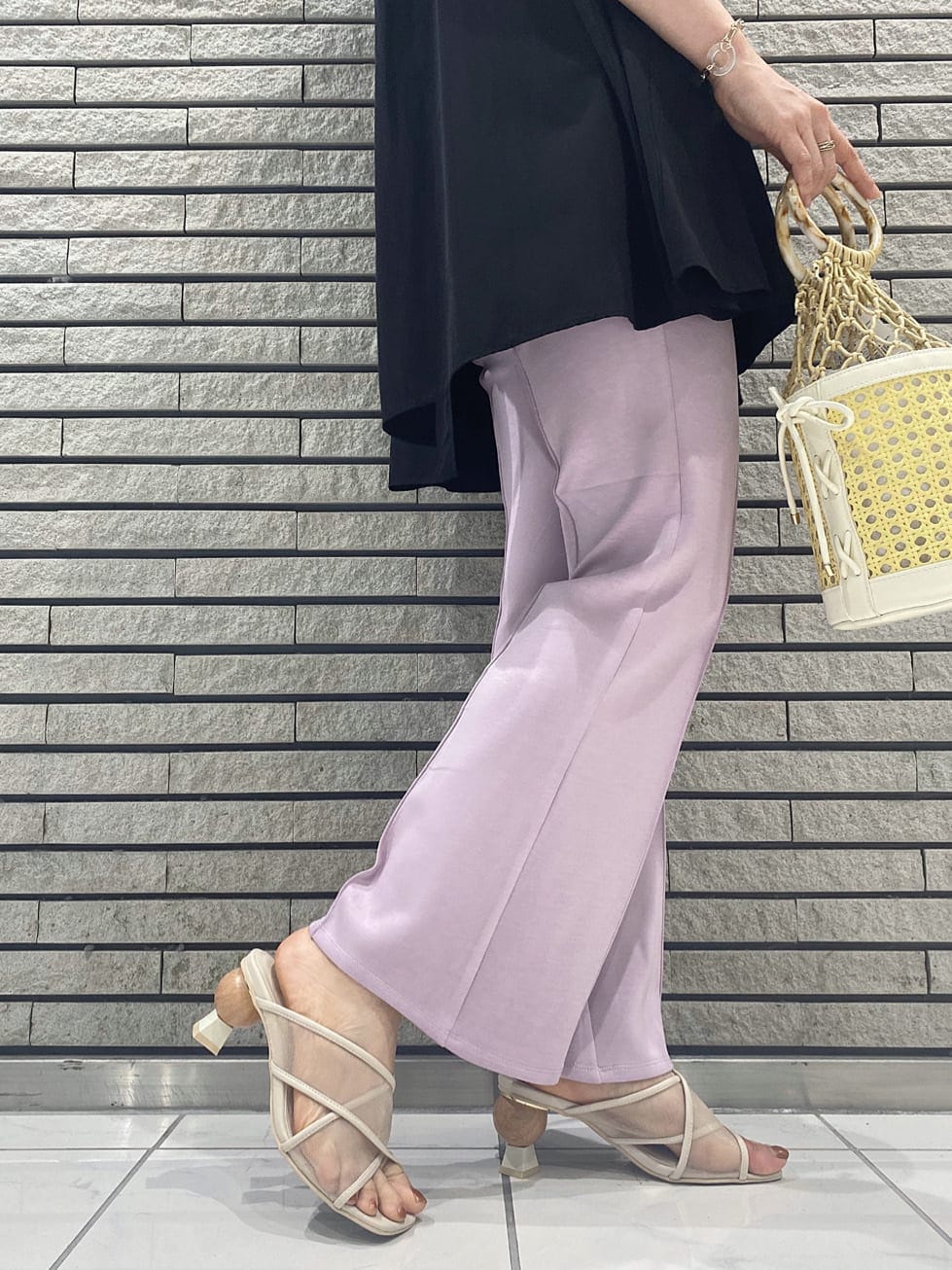 ホワイト系のハンドバッグ、パープル系のその他パンツ、ブラック系のシャツ/ブラウスを着用したレディースの夏コーディネートの7枚目の写真