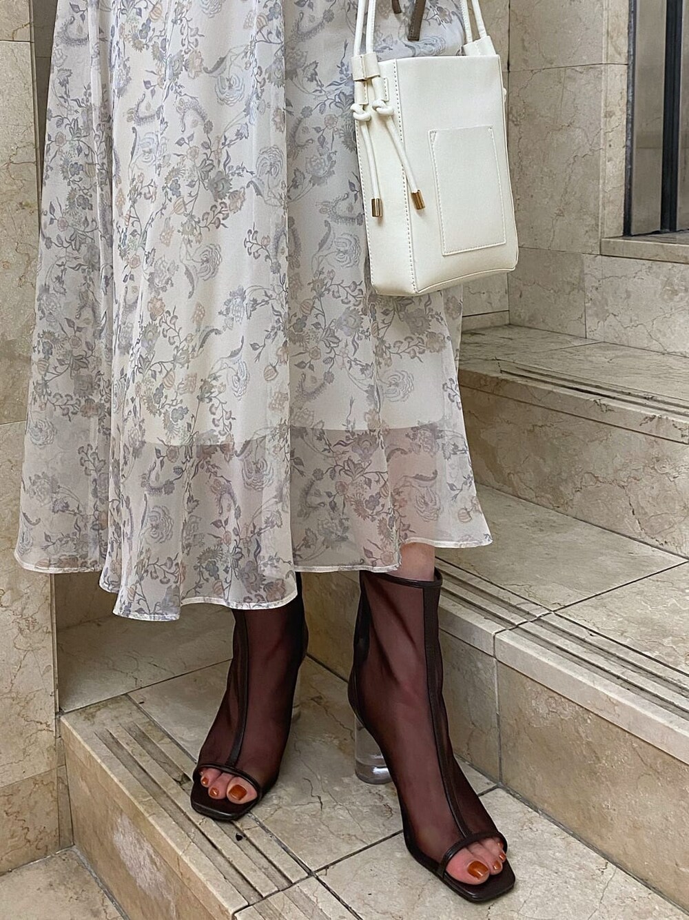 ベージュ系のTシャツ/カットソー、ベージュ系のワンピース、ブラウン系のその他シューズを着用したレディースの夏コーディネートの10枚目の写真