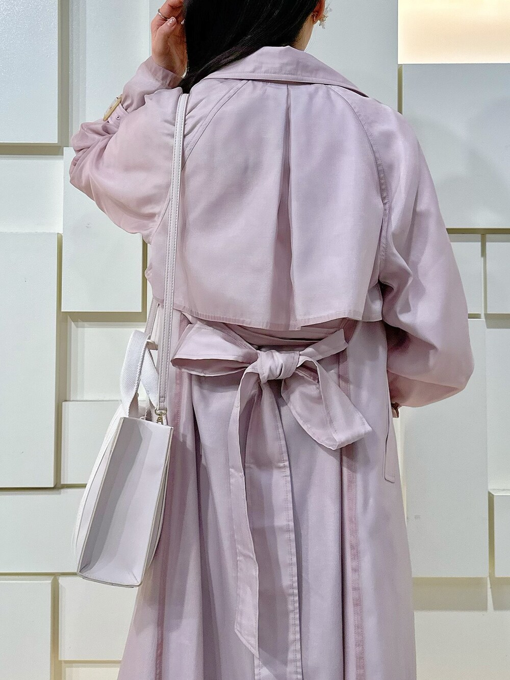 ホワイト系のキャミソール、その他のサンダル、ピンク系のトートバッグを着用したレディースの春コーディネートの7枚目の写真