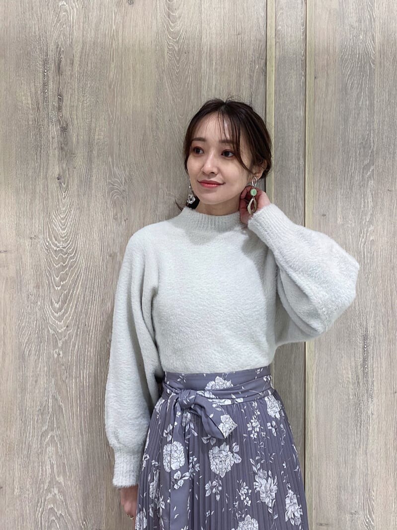 ブラウン系のその他シューズ、ホワイト系のニット/セーター、グリーン系のブルゾンを着用したレディースの冬コーディネートの8枚目の写真