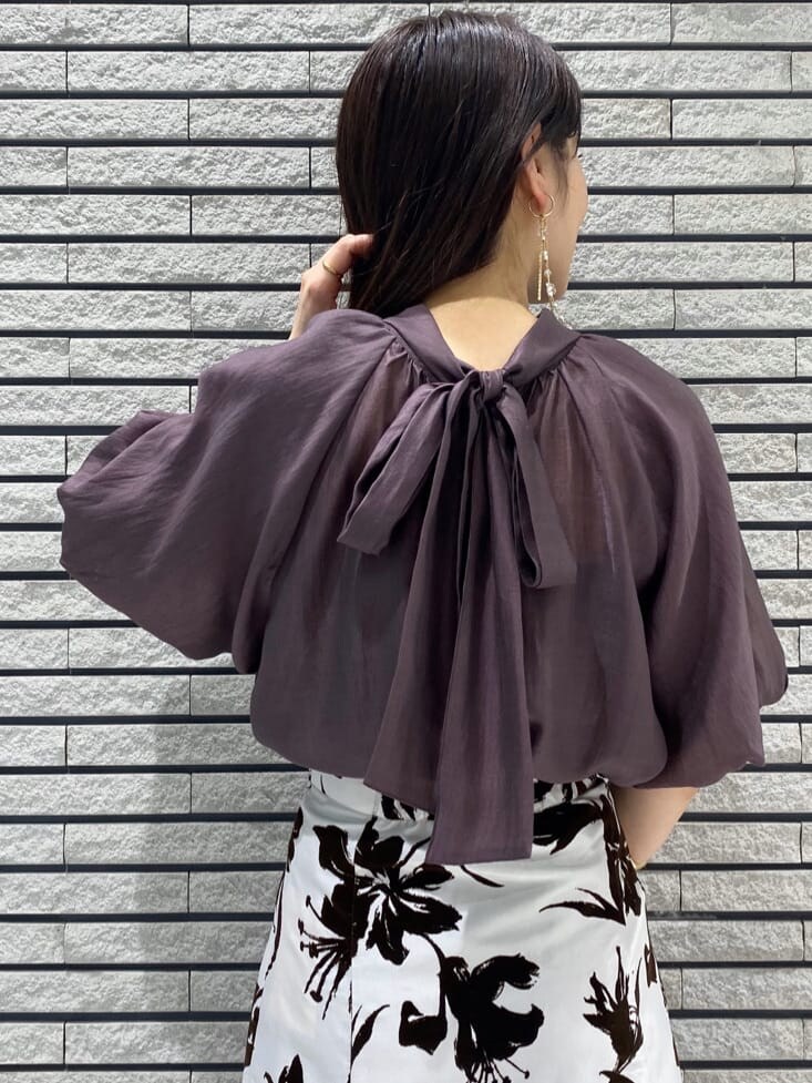 ブラウン系のサンダル、ブラウン系のシャツ/ブラウス、ホワイト系のスカートを着用したレディースの夏コーディネートの7枚目の写真