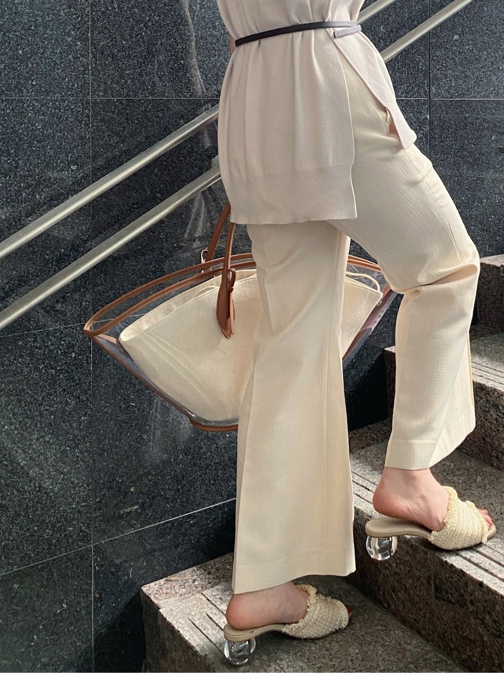 ブラウン系のトートバッグ、ホワイト系のその他パンツ、ホワイト系のワンピースを着用したレディースの春コーディネートの7枚目の写真