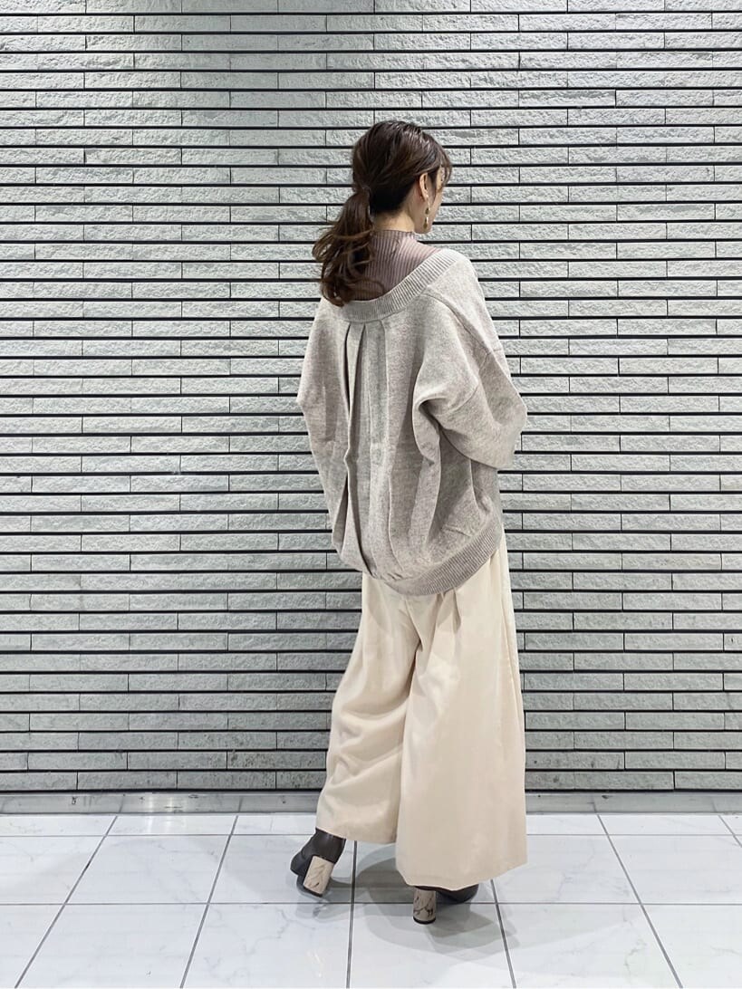 ホワイト系のTシャツ/カットソー、ベージュ系のニット/セーター、ホワイト系のその他パンツを着用したレディースの秋コーディネートの5枚目の写真