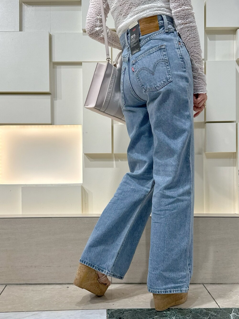 ホワイト系のキャミソール、ホワイト系のTシャツ/カットソー、その他のサンダルを着用したレディースの春コーディネートの10枚目の写真