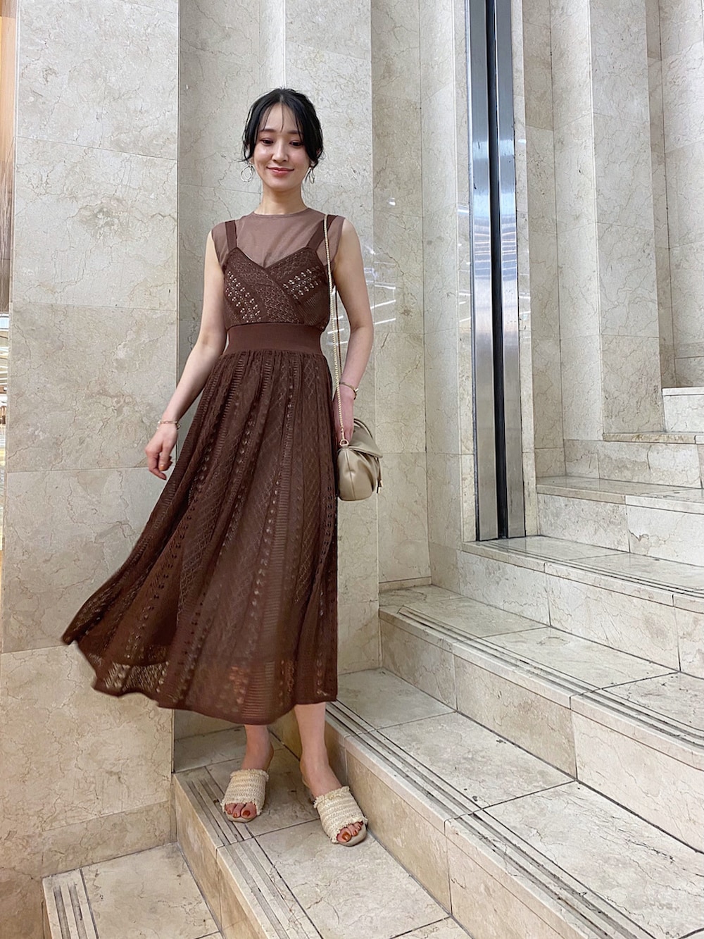 ベージュ系のキャミソール、ホワイト系のサンダル、ブラウン系のワンピースを着用したレディースの春コーディネートの2枚目の写真