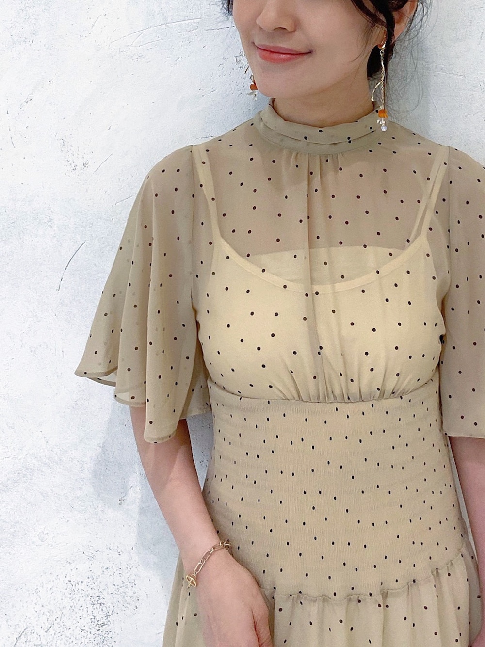 ホワイト系のキャミソール、その他のサンダル、ベージュ系のワンピースを着用したレディースの夏コーディネートの7枚目の写真