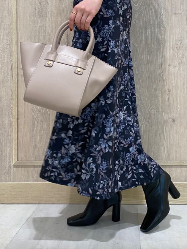 ベージュ系のキャミソール、ブラック系のブーツ、ブルー系のスカートを着用したレディースの夏コーディネートの7枚目の写真