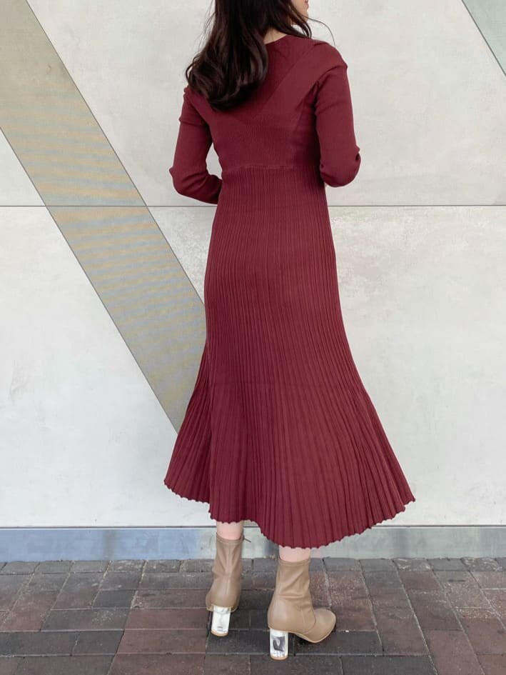 ブラック系のキャミソール、ブラウン系のワンピース、ブラウン系のワンピースを着用したレディースの秋コーディネートの4枚目の写真