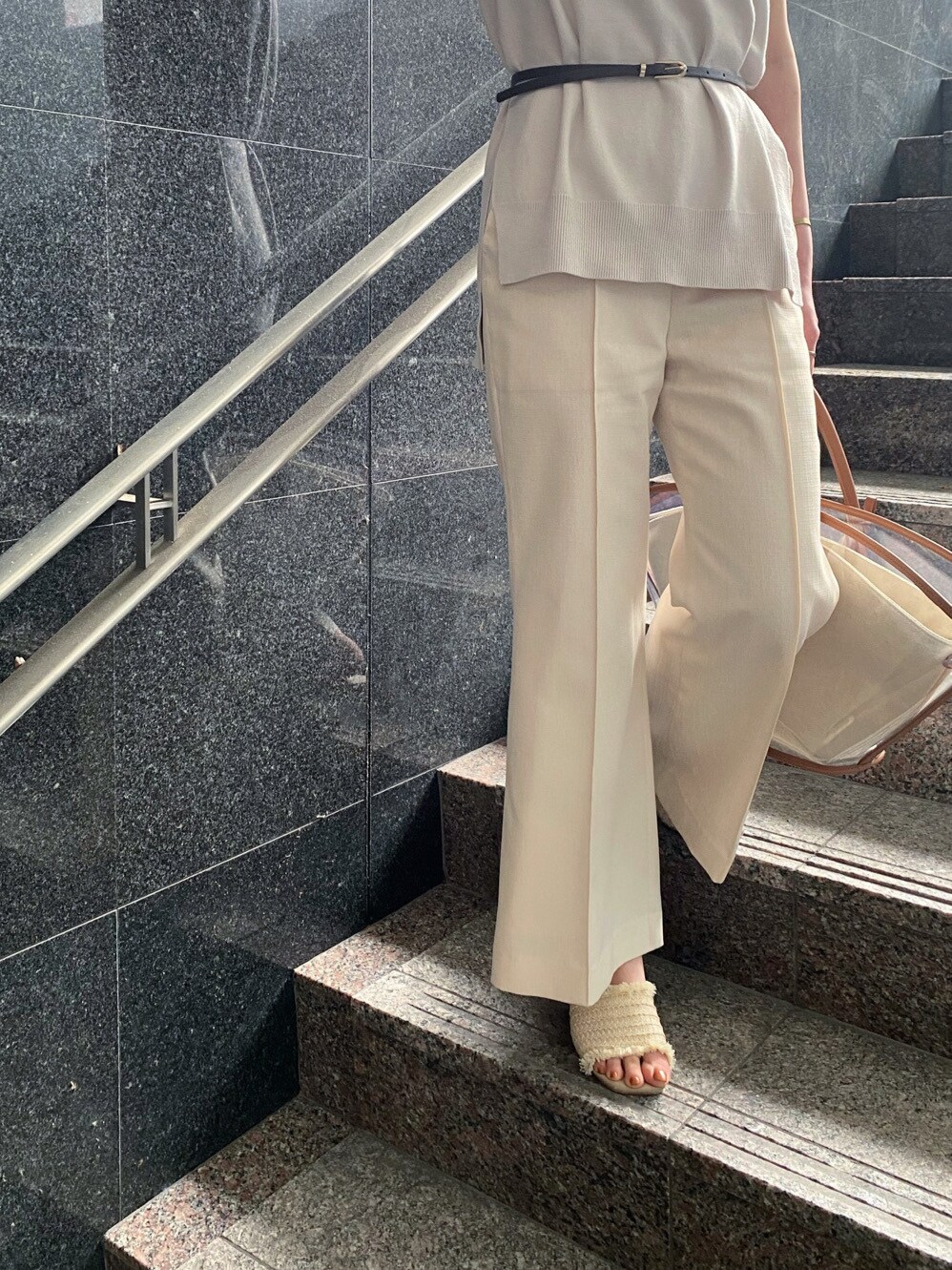 ブラウン系のトートバッグ、ホワイト系のその他パンツ、ホワイト系のワンピースを着用したレディースの春コーディネートの6枚目の写真