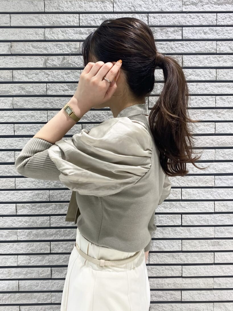 ホワイト系のスカート、ホワイト系のスカート、ベージュ系のブーツを着用したレディースの秋コーディネートの5枚目の写真