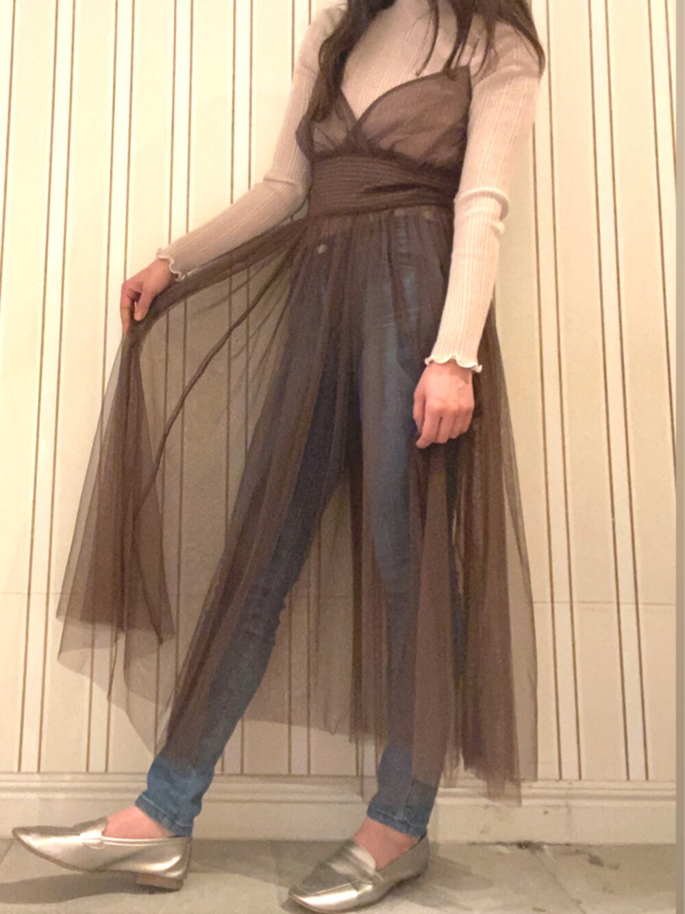 ブルー系のデニムパンツを着用したレディースの冬コーディネートの2枚目の写真