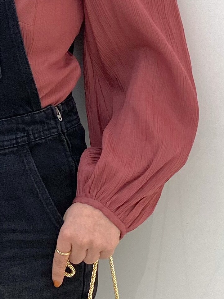 ブラック系のサロペット/オーバーオール、レッド系のシャツ/ブラウス、ベージュ系のサンダルを着用したレディースの春コーディネートの6枚目の写真