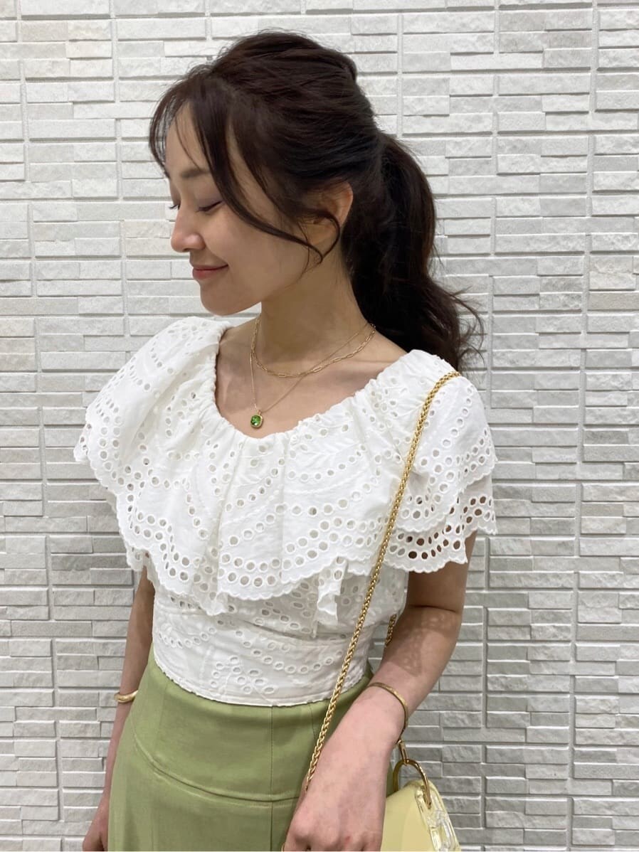 ホワイト系のTシャツ/カットソー、ホワイト系のシャツ/ブラウス、イエロー系のショルダーバッグを着用したレディースの春コーディネートの6枚目の写真