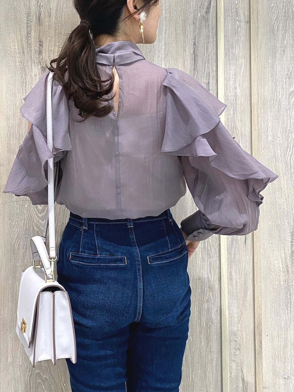 パープル系のシャツ/ブラウス、ホワイト系のチューブトップ、ピンク系のハンドバッグを着用したレディースの冬コーディネートの7枚目の写真