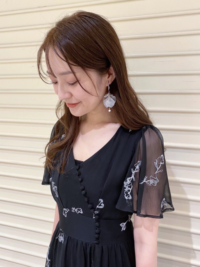 ブラック系のパンプスを着用したレディースの夏コーディネートの6枚目の写真