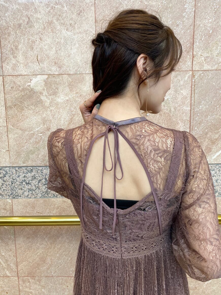 ブラック系のキャミソール、ブラック系のパンプス、ブラック系のハンドバッグを着用したレディースの秋コーディネートの7枚目の写真