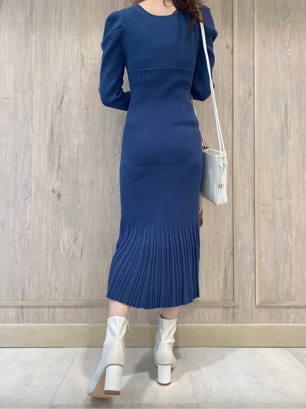 ホワイト系のその他シューズ、ホワイト系のハンドバッグ、ブルー系のワンピースを着用したレディースの秋コーディネートの5枚目の写真