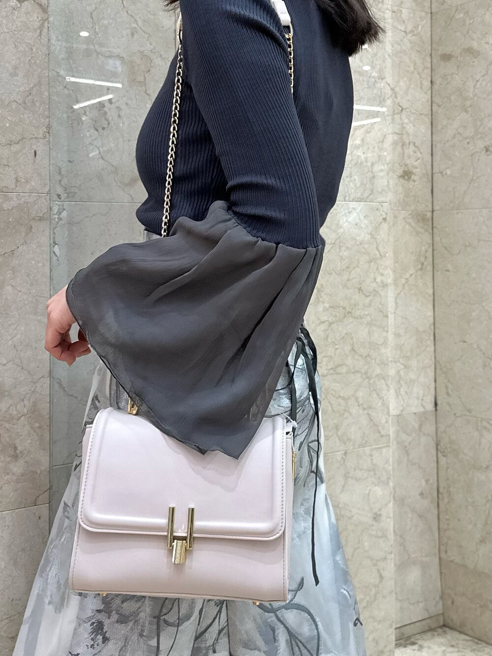 ブラウン系のブーツ、ピンク系のショルダーバッグ、グレー系のニット/セーターを着用したレディースの春コーディネートの6枚目の写真