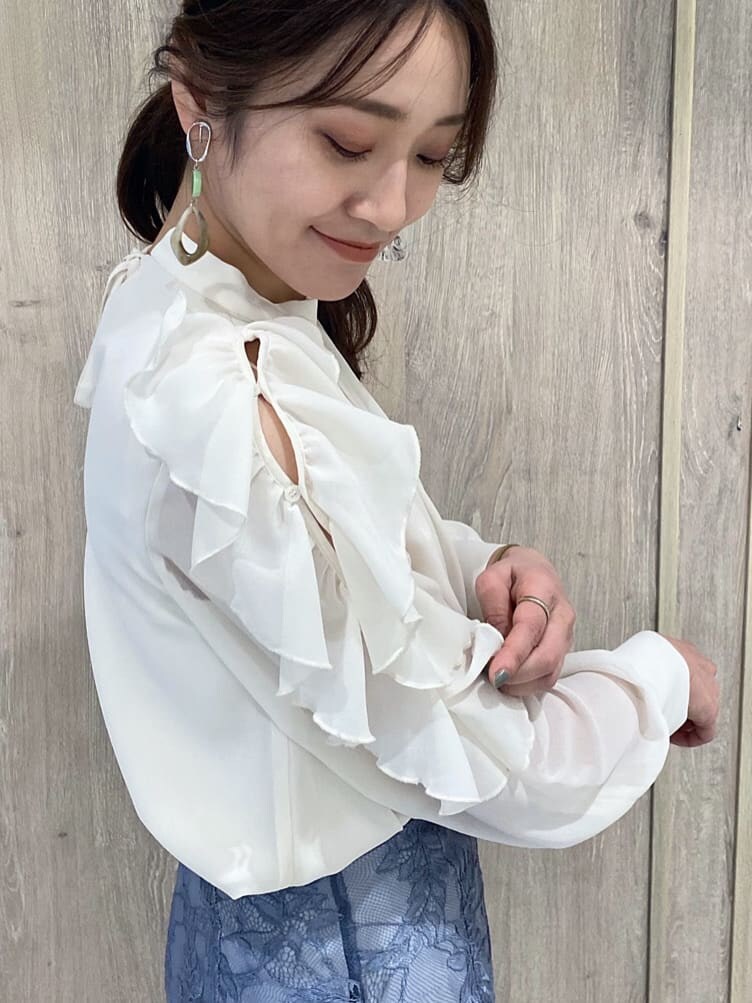 ブルー系のスカート、ホワイト系のTシャツ/カットソー、グリーン系のブルゾンを着用したレディースの冬コーディネートの5枚目の写真