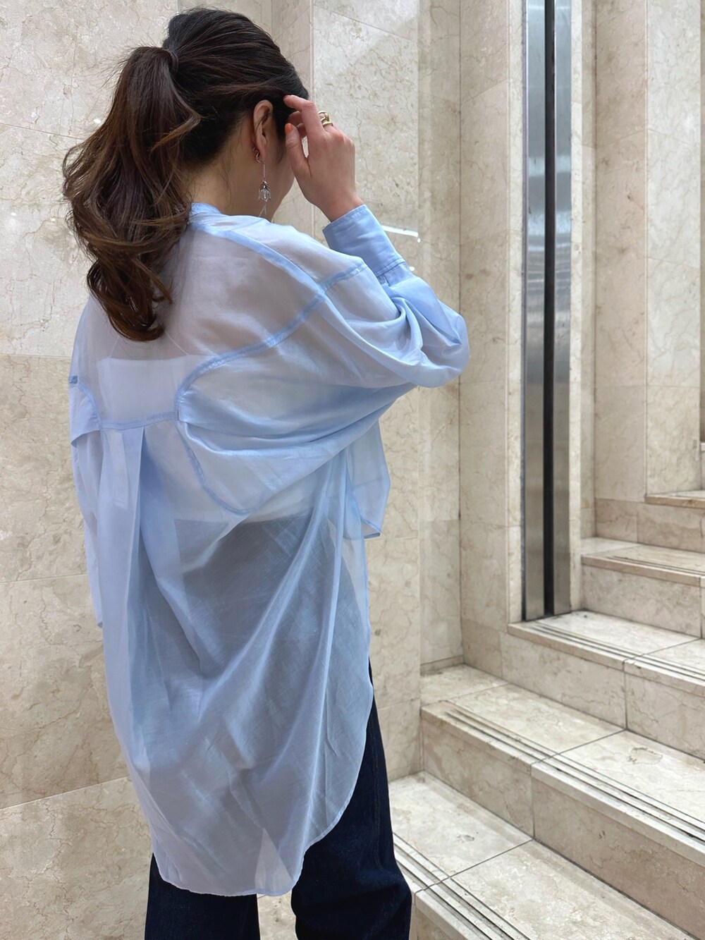 ブルー系のデニムパンツ、その他のサンダル、ホワイト系のキャミソールを着用したレディースの春コーディネートの6枚目の写真