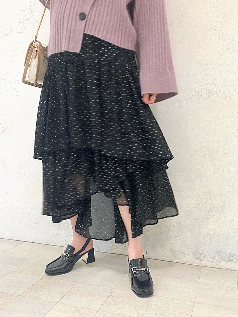 ブラック系のスカート、ブラック系のローファー、パープル系のニット/セーターを着用したレディースの冬コーディネートの4枚目の写真